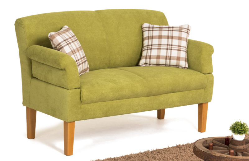 Grünes Tischsofa für 2 bis 3 Personen. Mit hellen Holzfüßen aus massiver Buche