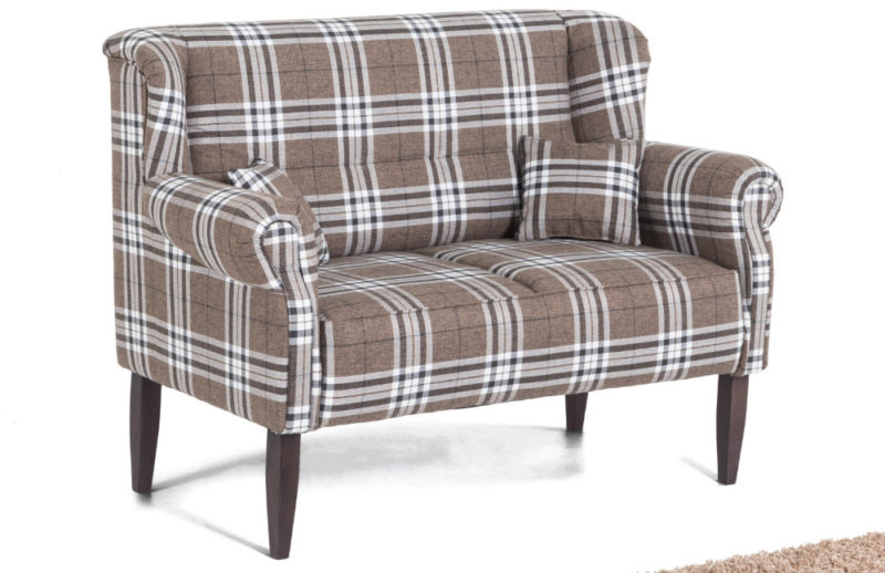 Hellbraun kariertes Ostfriesensofa mit geschwungenen Lehnen. Mit schlanken Holzbeinen.
