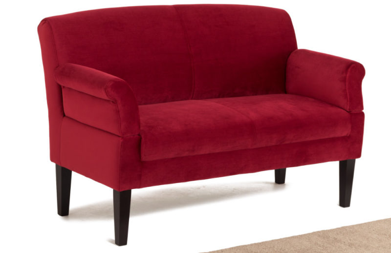 Küchensofa mit einem samtigen Bezug in Rot