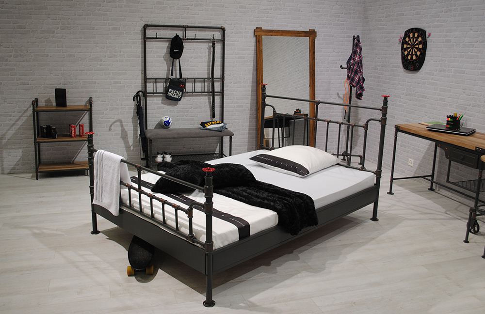 Bett im Industrial Style von Neue Modular