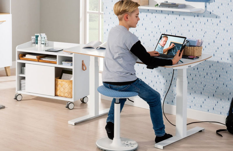 Schreibtisch mit einem passenden großen Rollcontainer und einem ergonomischen Drehhocker von PAIDI.