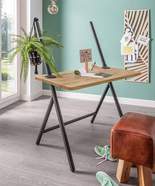 Ein frischer Grünton schafft im Arbeitszimmer einen ruhigen Hintergrund für die Büromöbel Palermo von TPT Möbel